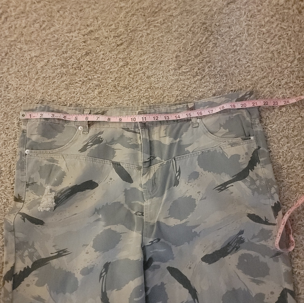 Stylish Gray Patterned Women's Pants - Picture 3 of 3